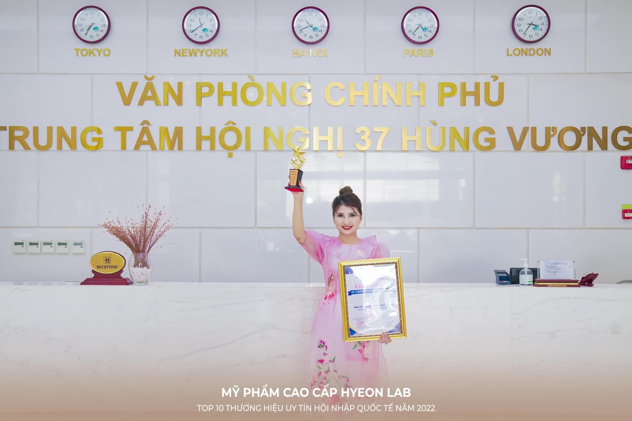 Chủ tịch Phạm Thị Thu Huyền - nhận vinh doanh TOP 10 thương hiệu uy tín hội nhập Quốc Tế 2022
