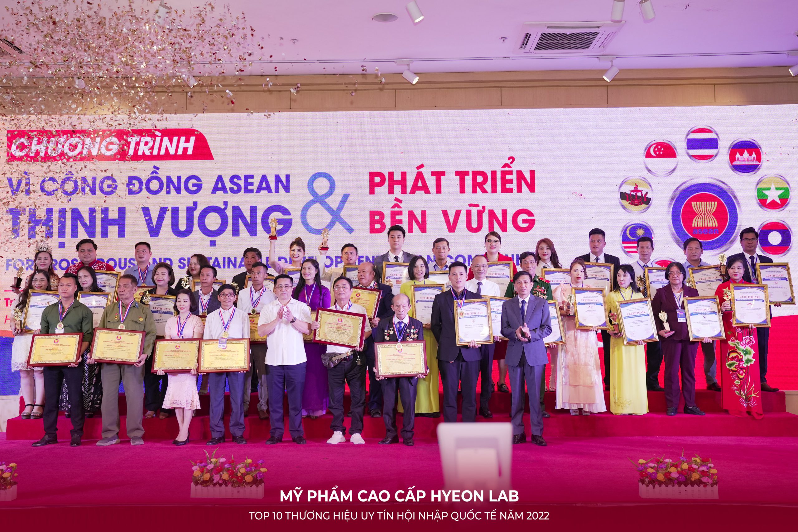 Chủ tịch Phạm Thị Thu Huyền - nhận vinh doanh TOP 10 thương hiệu uy tín hội nhập Quốc Tế 2022